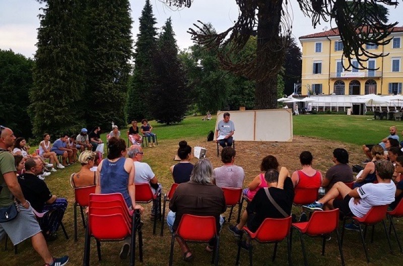 TEATRANDO PRESENTA LO SPETTACOLO ITINERANTE A VILLA PIAZZO | Il Cerca Artigiano di Qualità