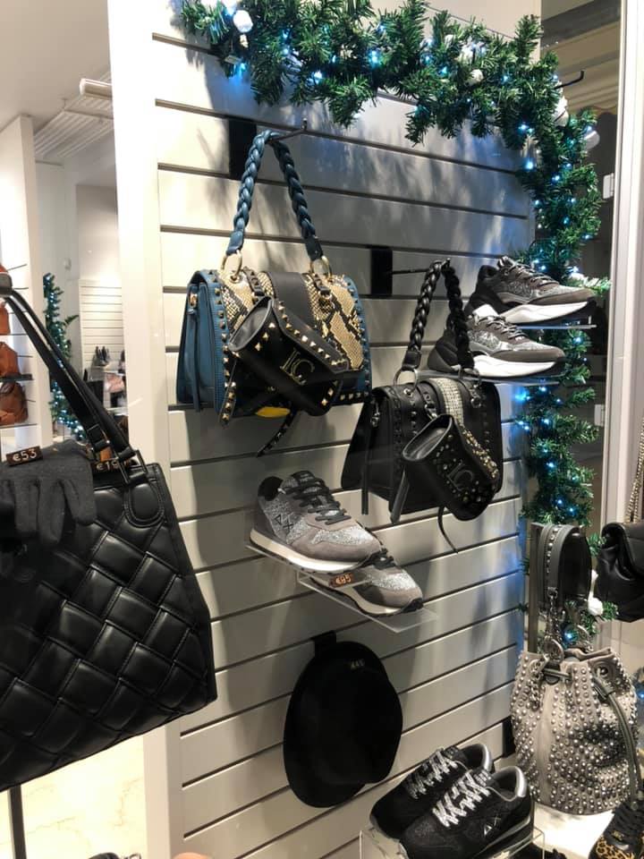 Primo Piano di Borghesi Chiara Calzature Borse Accessori Abbigliamento Biella Il Cerca Artigiano di Qualita
